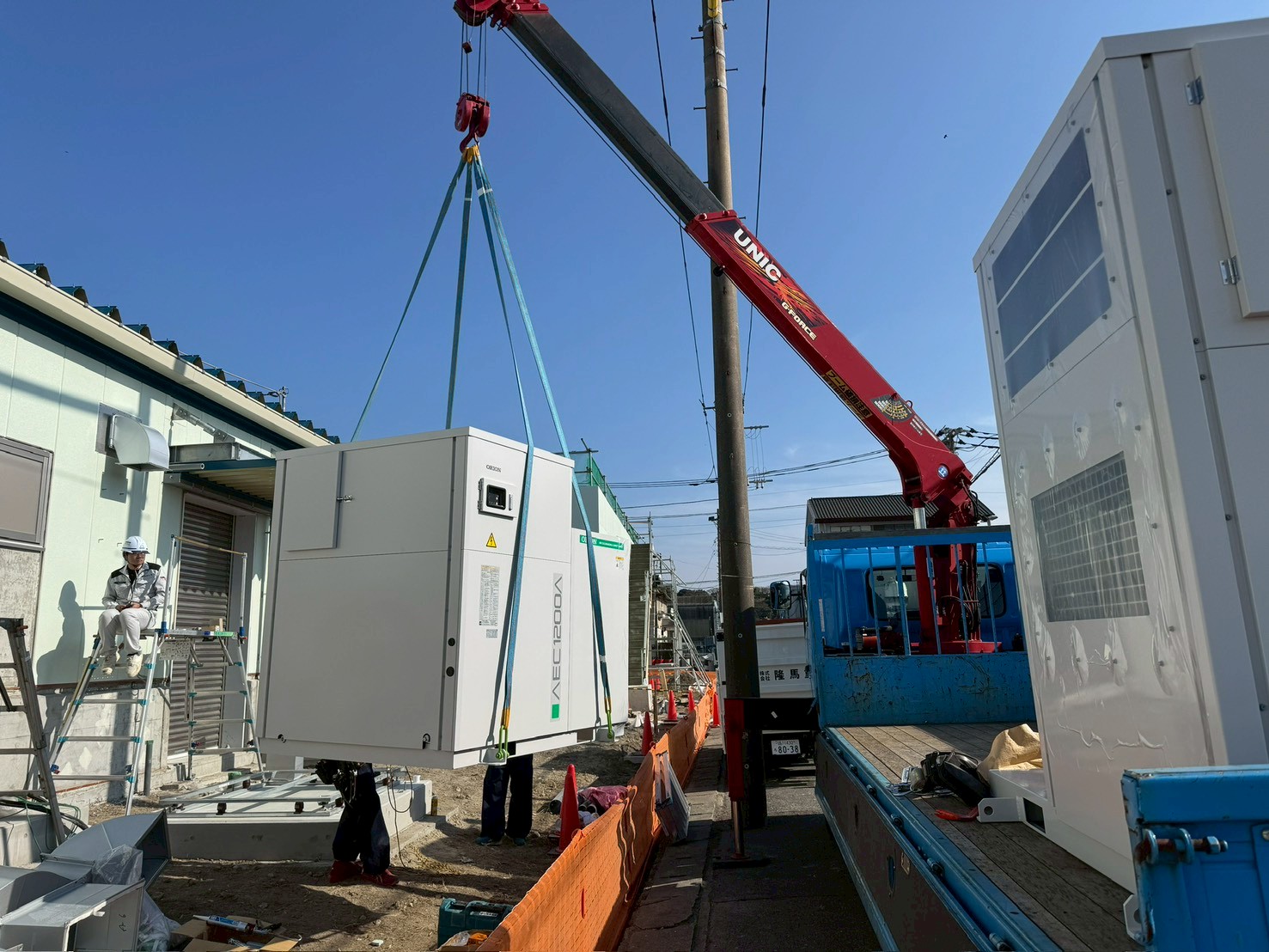 空調設備搬入工事の写真